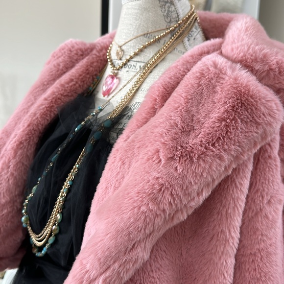 BRAND NEW GORGEOUS FANCY AND SOFT MAUVE VEGAN FUR OUTERWEAR COAT! SIZE MEDIUM! - Picture 14 of 17